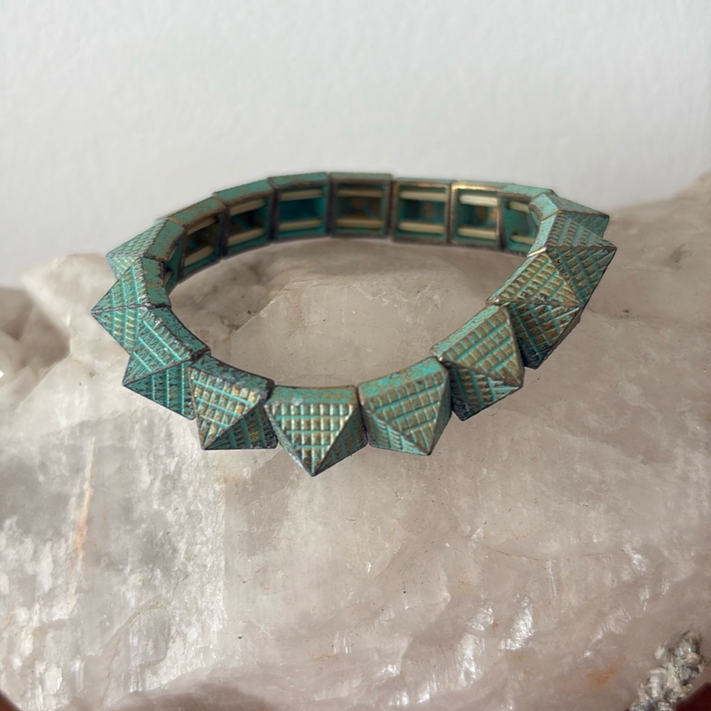 Turquoise and gold metal pyramid stretchy bracelet
